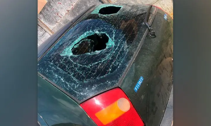 Carro é danificado por pedradas em via pública, em Campos Altos