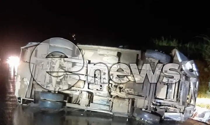 Carro-forte que saiu de Campos Altos capota na BR-352, em Patos de Minas; pista foi interditada