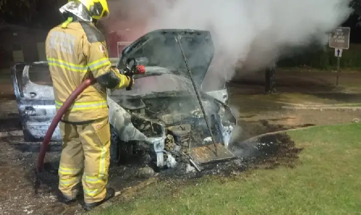 Carro pega fogo durante a madrugada  em Campos Altos