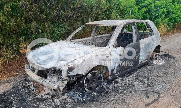Carro pega fogo e amanhece completamente destruído em via de Campos Altos