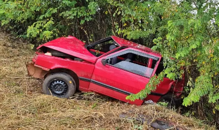 Carro que saiu de Ibiá se envolve em acidente e deixa três pessoas feridas, em Araxá