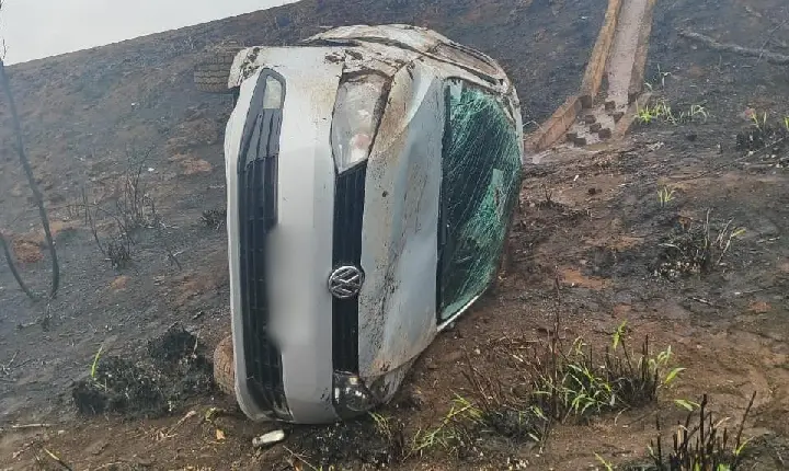 Carro sai da pista, capota e cai em barranco na BR-262 em Campos Altos