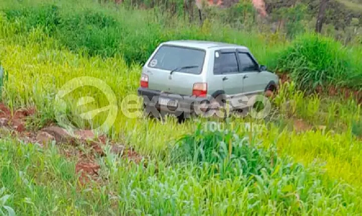 Carro sai da pista e para em meio à vegetação, na BR-262 em Campos Altos