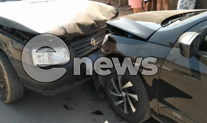 Carros se envolvem em acidente no Centro de Tapiraí