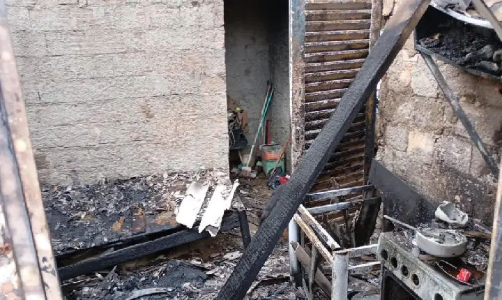 Casa é destruída por incêndio em Araxá MG