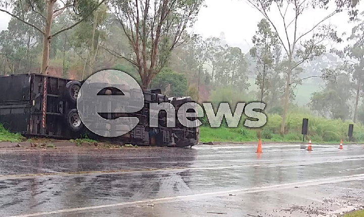 Casal fica ferido em acidente na BR-262 em Campos Altos