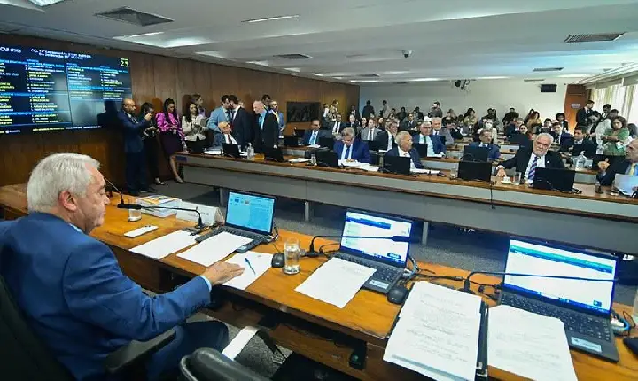 CCJ do Senado aprova fim da reeleição para presidente, prefeitos e governadores