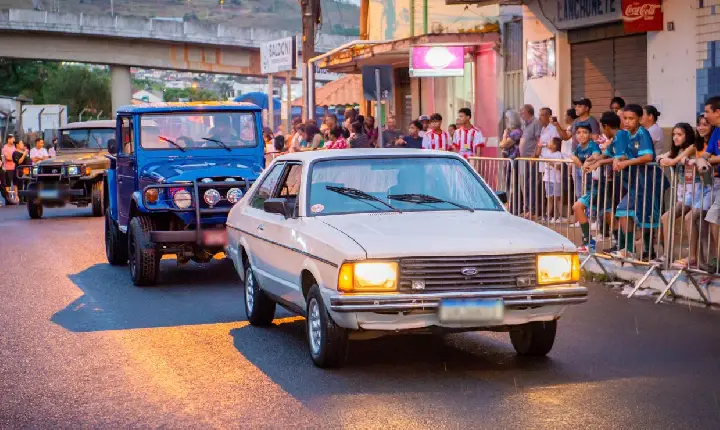 Celebrando a história e a tradição, aniversário de Campos Altos é marcado por desfile de carros antigos