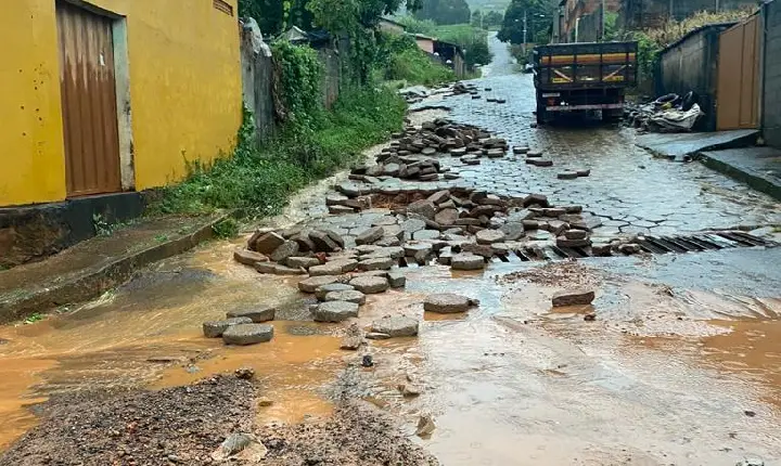 Chuva em Campos Altos: pavimentação de bloquetes fica danificada após tempestade