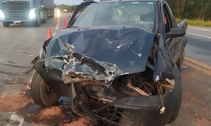Cinco pessoas ficam feridas após colisão entre carro e caminhonete na BR-262 em Luz