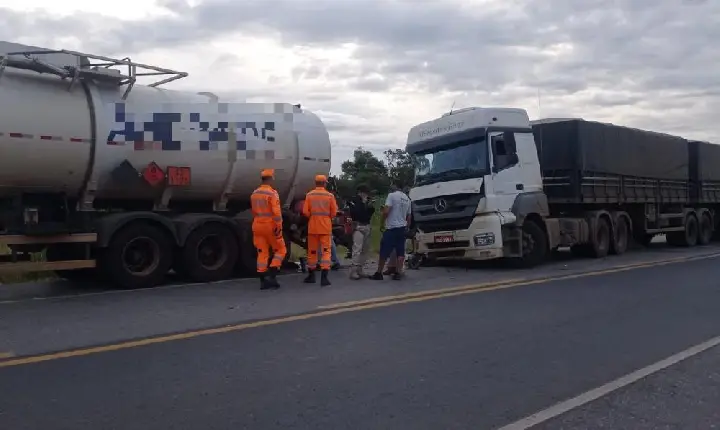 Colisão entre caminhões na BR-262 em Campos Altos ,causa vazamento de etanol