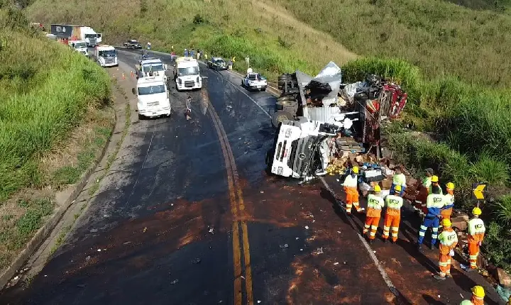Colisão entre caminhões na BR-262 resulta em vítima fatal
