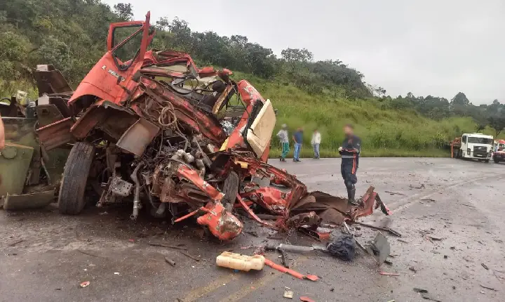 Colisão entre carreta e caminhões deixa um morto na BR-354