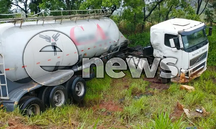 Colisão entre carretas deixa motorista ferido na BR-354