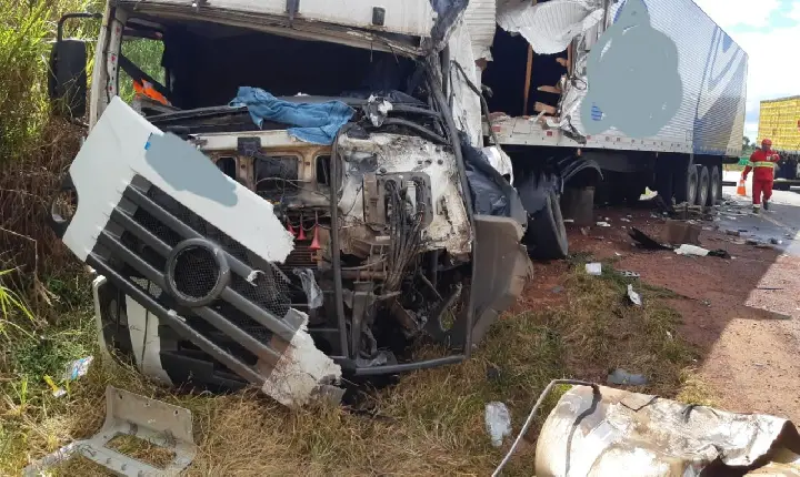 Colisão entre carretas na BR-262, em Córrego Danta, deixa motorista de Campos Altos morto