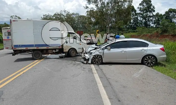 Colisão entre carro e caminhão é registrada na BR-262 em Campos Altos