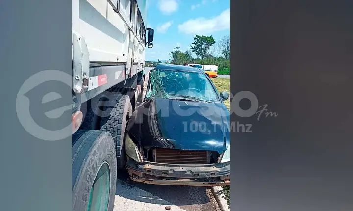Colisão entre carro e caminhão é registrada na BR-354, no trevo de Tapiraí