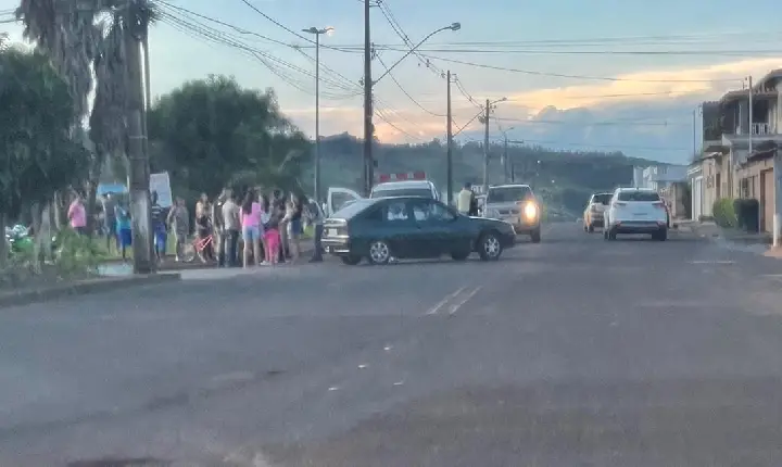Colisão entre carro e moto é registrada próximo à ginásio, em Campos Altos