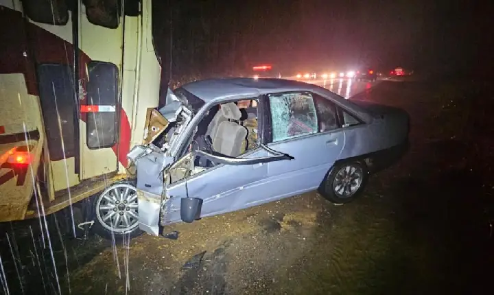 Colisão entre carro e ônibus mobiliza Corpo de Bombeiros na MG-428, próximo a Araxá