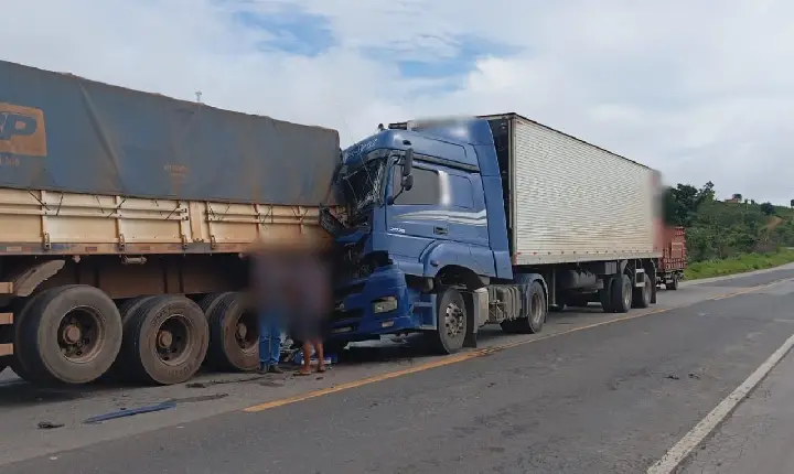 Colisão entre dois caminhões deixa trânsito lento na BR-262, em Córrego Danta