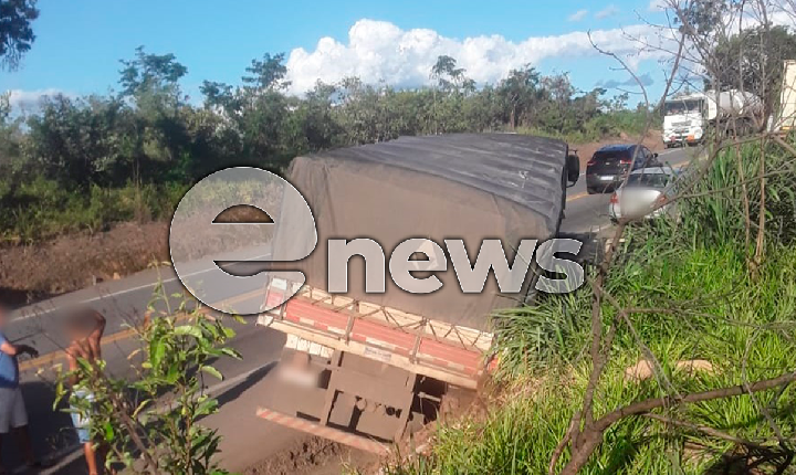 Colisão entre duas carretas e um caminhão é registrada na BR-262