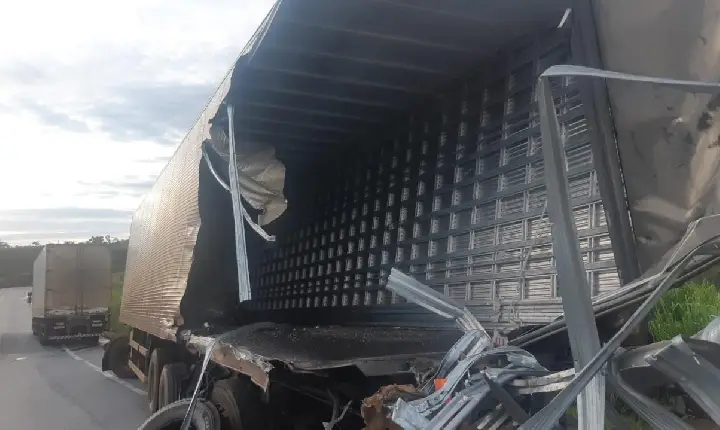 Colisão entre ônibus e carreta deixa um morto e dez feridos,na BR-262 em Luz MG