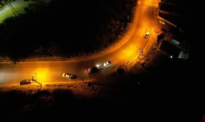 Colisão entre veículos é registrada na via de acesso ao Santuário, em Campos Altos