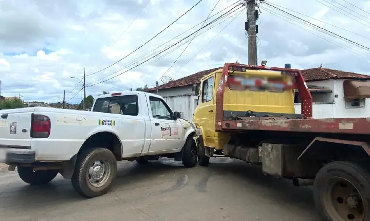 Colisão envolvendo caminhão e caminhonete é registrada em cruzamento, em Campos Altos