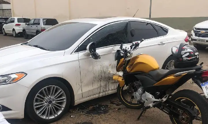 Colisão envolvendo carro e moto é registrada no Centro de Campos Altos