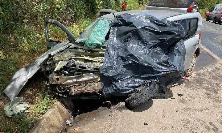 Colisão frontal na BR-262 em Bom Despacho deixa dois mortos e cinco feridos