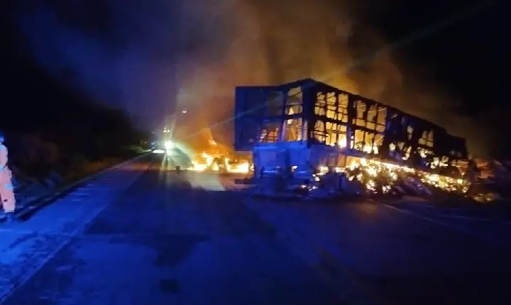 Colisão frontal na BR-262 em Ibiá deixa um morto; veículos pegaram fogo