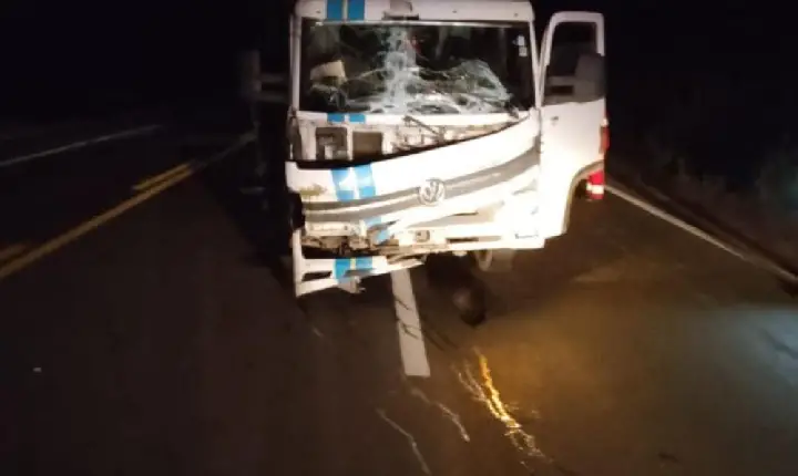 Colisão traseira envolvendo dois caminhões,é registrada na BR-262,próximo à Araxá