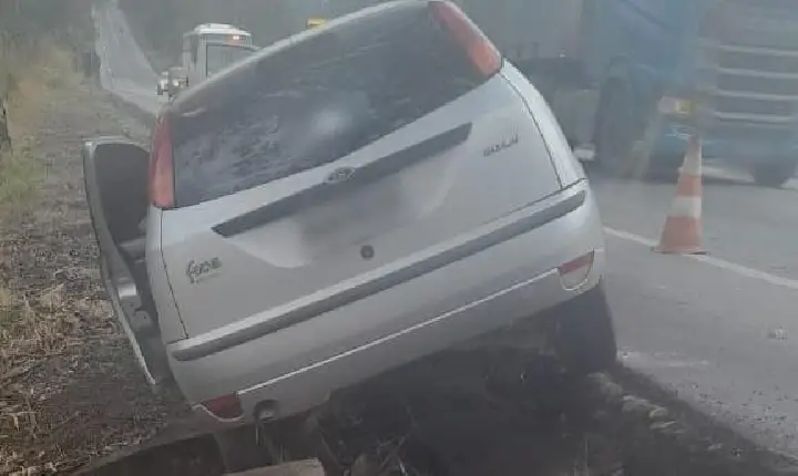 Com a pista molhada, veículo sai da pista e cai em canaleta na BR-262