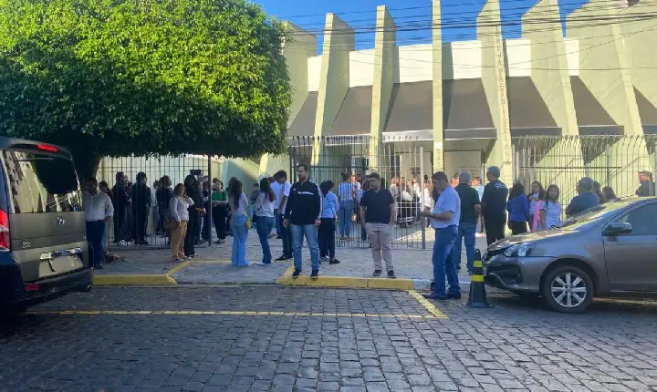 Comoção marca enterro de adolescente morta dentro de sala de aula em Uberaba