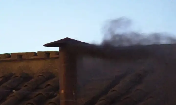 Conclave: Fumaça preta indica que novo papa ainda não foi escolhido