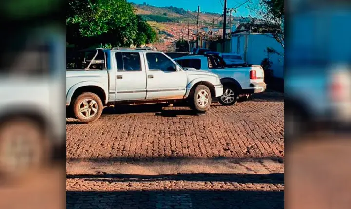 Condutores saem ilesos após caminhonetes colidirem, em Campos Altos