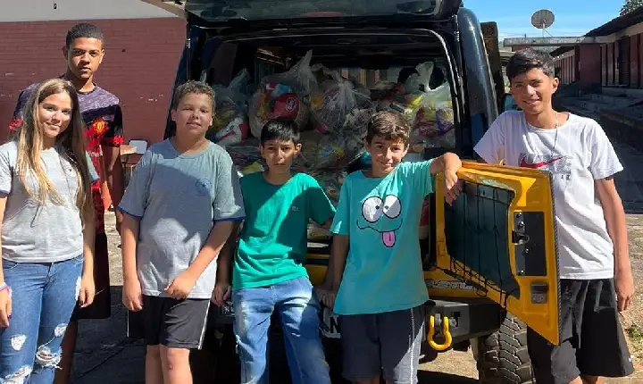 CooperJovem: Centro Espírita Allan Kardec recebe 30 cestas básicas, arrecadadas em campanha promovida por alunos