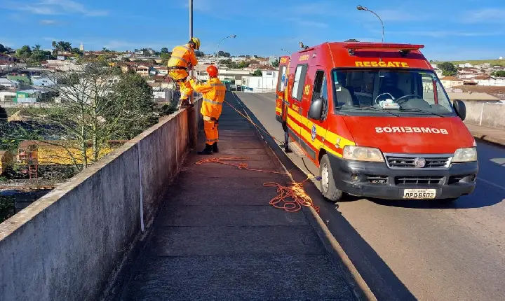 Corpo de Bombeiros realiza treinamento para salvamento nas alturas, em Campos Altos
