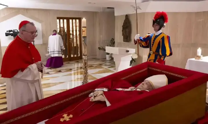 Corpo do Papa Francisco começa a ser velado nesta terça-feira (22)