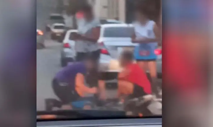 Criança de 10 anos fica ferida em colisão envolvendo bicicleta e caminhonete no Centro de Campos Altos