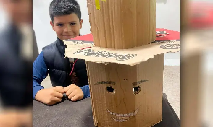 Criança de Campos Altos confecciona máscara de papelão e surpreende ao dançar com personagens da ‘Carreta da Alegria’