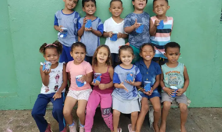Crianças participam de projeto que visa conscientizar sobre o uso e preservação da água, em Campos Altos