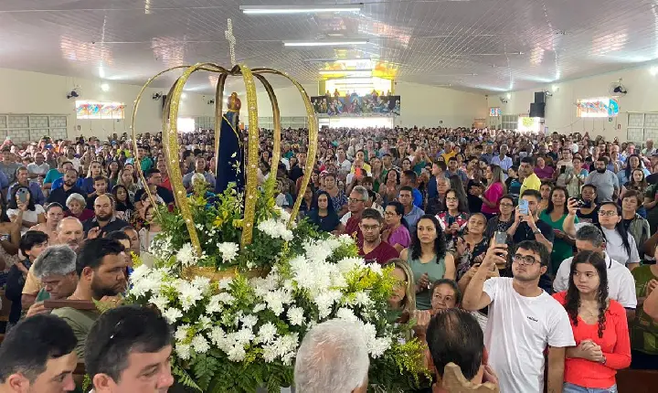 De geração em geração: família se dedica todos os anos à decoração do andor de Nossa Senhora para tradicional procissão