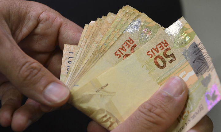 Décimo terceiro salário deve injetar R$ 321,4 bilhões na economia este ano