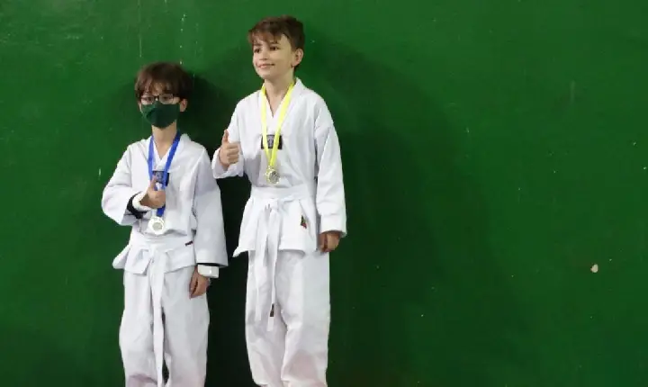 Delegação de Campos Altos da academia Center Fitness traz 64 medalhas para a cidade em Campeonato Estudantil de Taekwondo