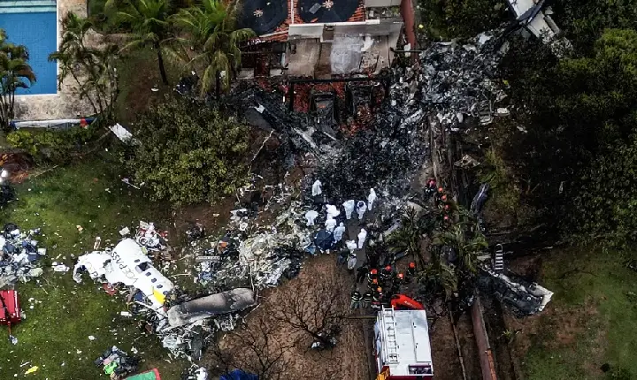 Destroços de avião que caiu em SP começam a ser retirados de condomínio em Vinhedo (SP)
