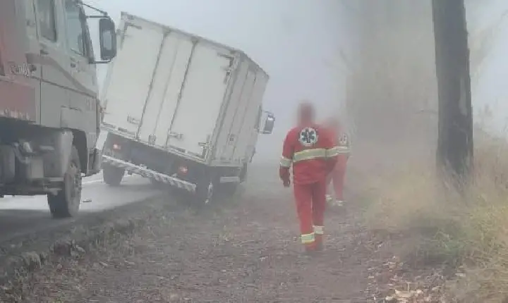 Devido à neblina, caminhão sai da pista e para em área de escape na BR-262 em Campos Altos