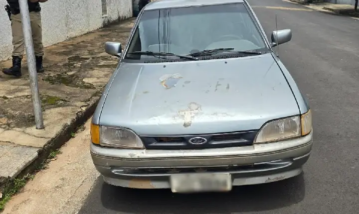 Dois são presos e carro furtado é apreendido pela Polícia Militar após perseguição, em Campos Altos