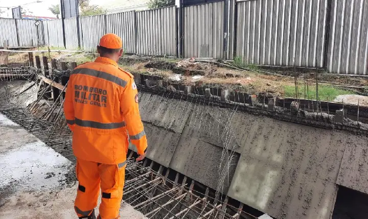 Dois trabalhadores sofrem escoriações leves após desabamento em obra no centro de Araxá