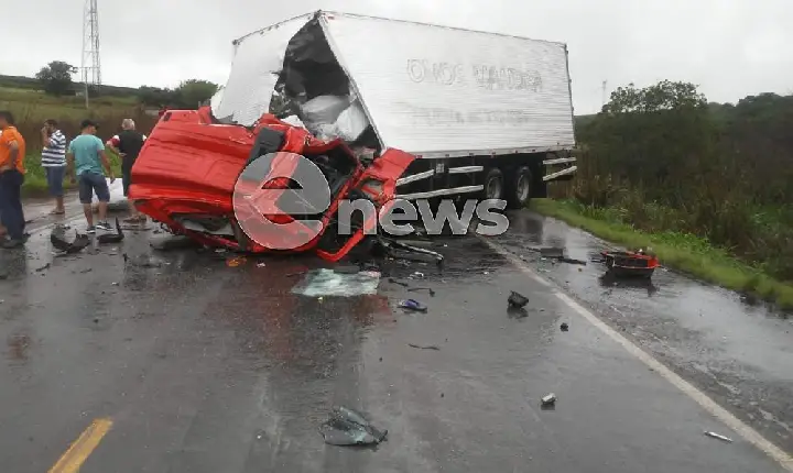 Duas carretas batem de frente na BR-262